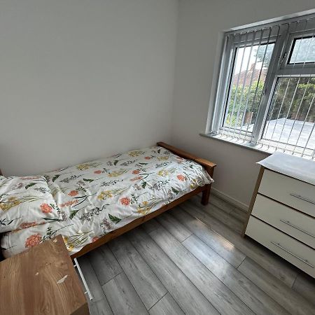 Lovely 3 Bedroom Entire Home With Street Parking - Close To Nec, Bhx Airport - Sleeps 6 Guests Ideal For Contractors & Families Birmingham Eksteriør billede